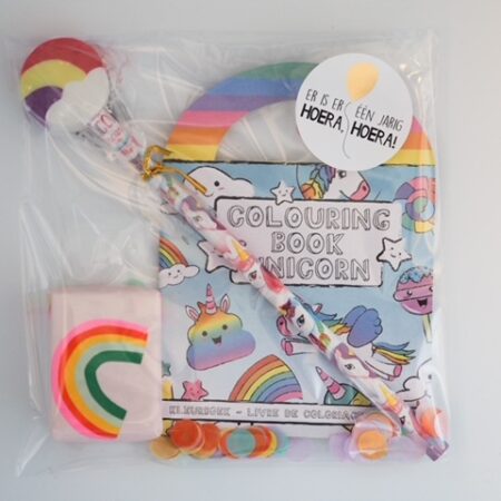 Kant en klare traktatie | Unicorn kleurboek met stickers