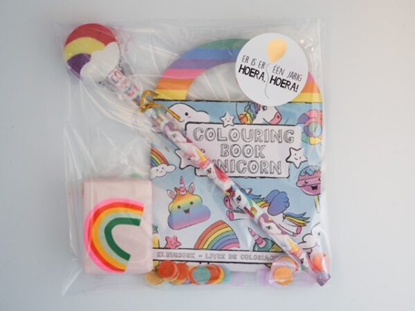 Kant en klare traktatie | Unicorn kleurboek met stickers