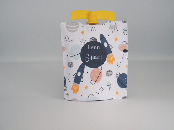 Wikkel knijpfruit. Traktatie voor bijvoorbeeld de BSO, peuterspeelzaal of kinderopvang.