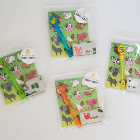 Traktatie met het thema boerderij. Deze traktatie bevat stickers van de boerderij en een bellenblaas.. Leuk om uit te delen op school, de kinderopvang, peuterspeelzaal en BSO.