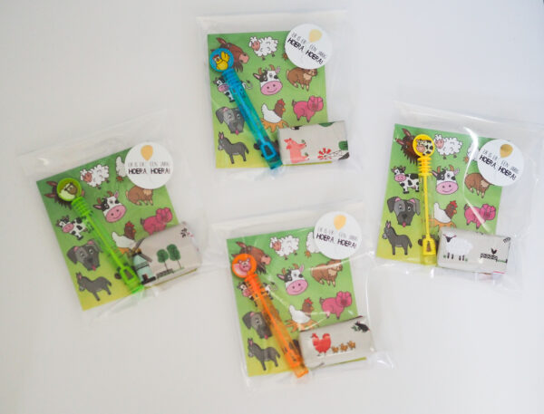 Traktatie met het thema boerderij. Deze traktatie bevat stickers van de boerderij en een bellenblaas.. Leuk om uit te delen op school, de kinderopvang, peuterspeelzaal en BSO.