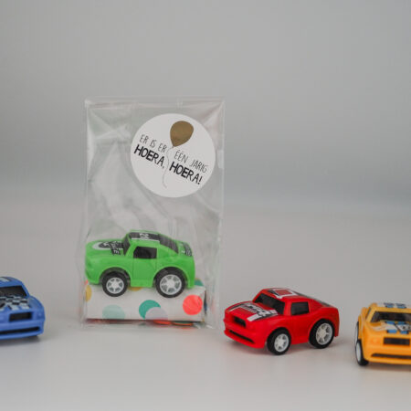 Op zoek naar een traktatie vol avontuur én een echte racefan? Bekijk dan deze traktatie met vrolijke pull back sportauto's geleverd in vier kleuren.