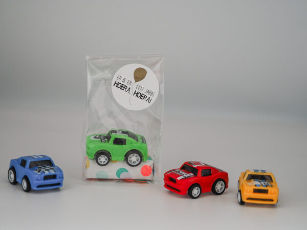 Op zoek naar een traktatie vol avontuur én een echte racefan? Bekijk dan deze traktatie met vrolijke pull back sportauto's geleverd in vier kleuren.