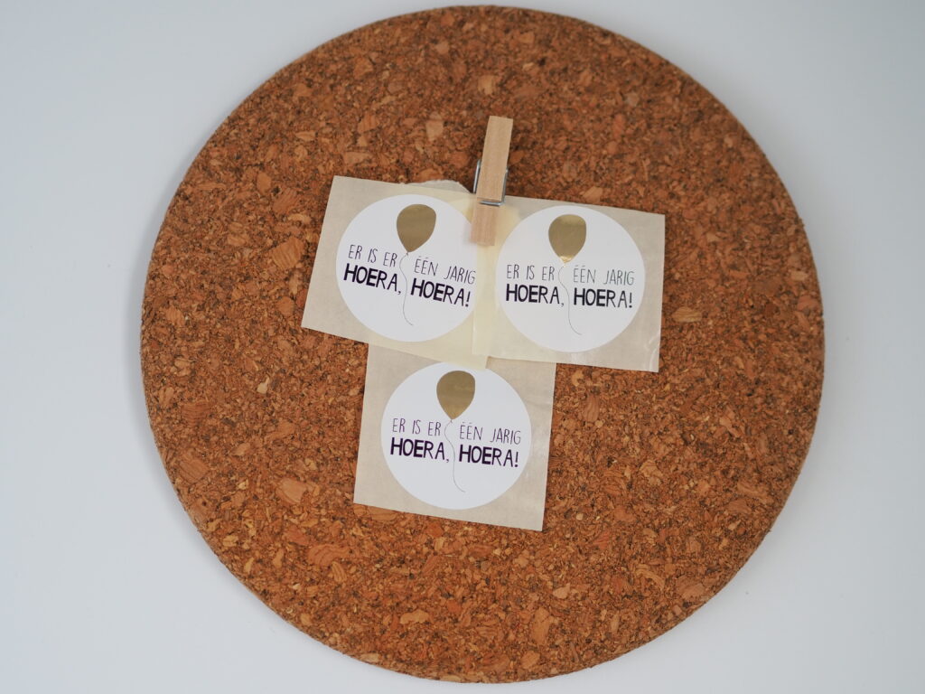 Onze sluitstickers met de tekst "Er is er één jarig hoera, hoera!" zijn de perfecte keuze!