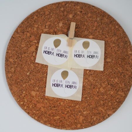 Onze sluitstickers met de tekst "Er is er één jarig hoera, hoera!" zijn de perfecte keuze!
