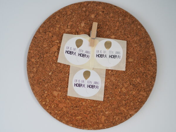 Onze sluitstickers met de tekst "Er is er één jarig hoera, hoera!" zijn de perfecte keuze!