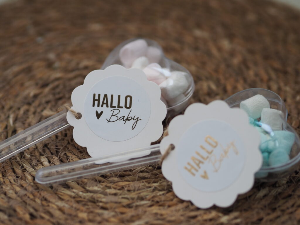 Op zoek naar een sticker voor op je traktatie of cadeau bij de geboorte van een baby?