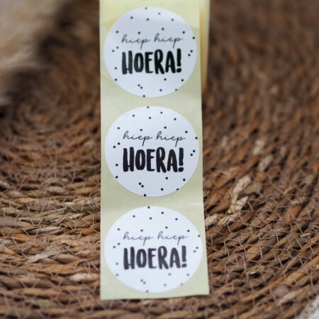 Gebruik deze leuke sticker 'Hiep Hiep Hoera' bij het inpakken van een traktatie.