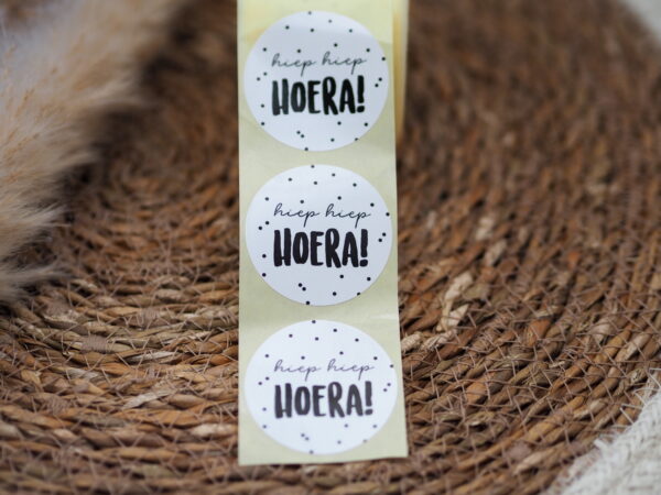 Gebruik deze leuke sticker 'Hiep Hiep Hoera' bij het inpakken van een traktatie.
