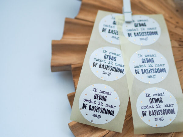 Geef je traktatie iets extra's met deze stickers! Perfect om traktaties, zakjes of cadeautjes mee te versieren tijdens het afscheid van de kinderopvang of peuterspeelzaal.