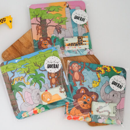 Een leerzame jungle traktatie waarbij je mag puzzelen en de verschillende stukjes bij elkaar mag zoeken.