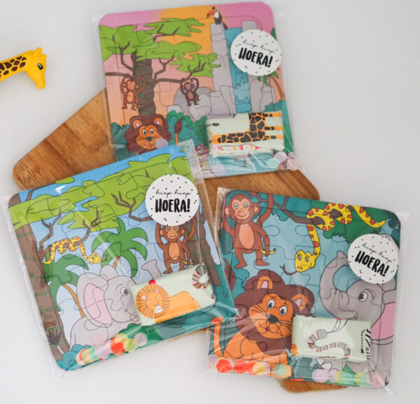 Een leerzame jungle traktatie waarbij je mag puzzelen en de verschillende stukjes bij elkaar mag zoeken.